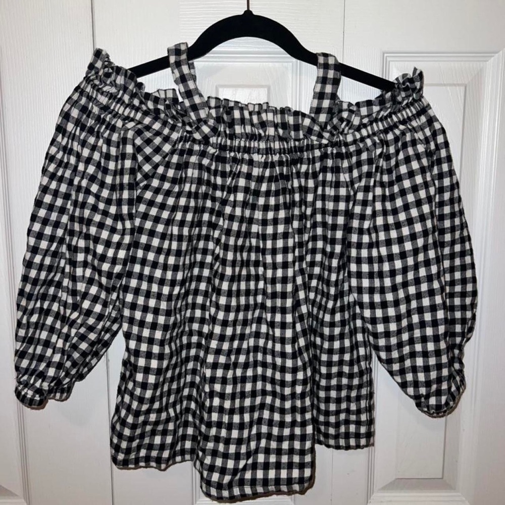 Off the shoulder puffy checkered top
Brand: Forever 21
Size: Small